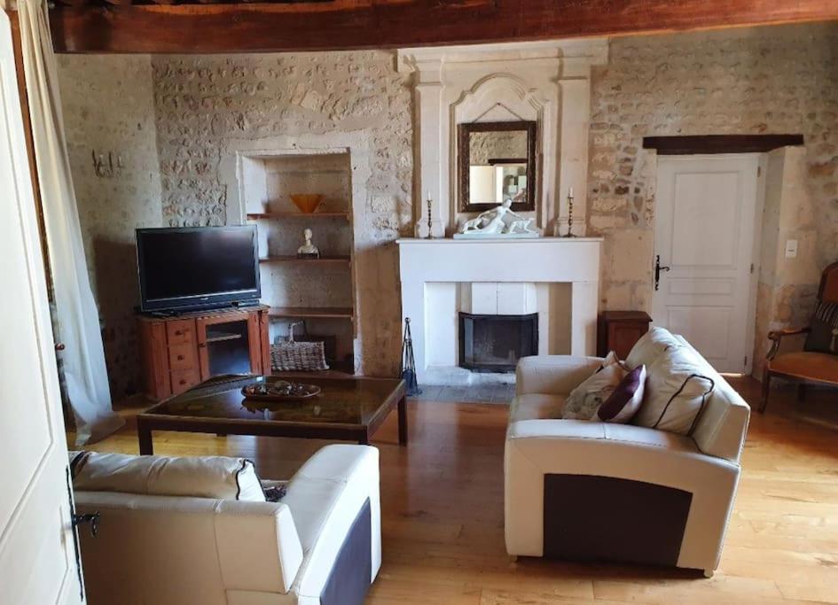 French Farmhouse Retreat With Pool & Superb Views. Blanzac  المظهر الخارجي الصورة
